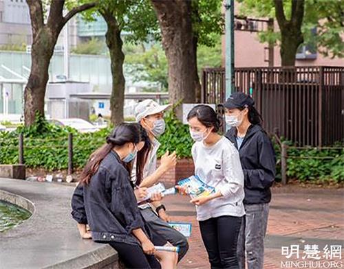 '图4~5:二零二一年六月二十七日, 明真相的世人在全球声援诉江纸上签名'