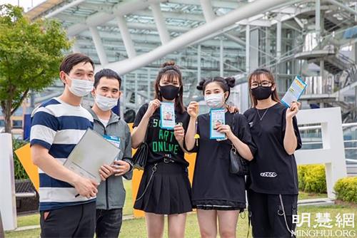 '图6:一群越南年轻人手持法轮功真相传单和法轮功学员(左一)合影'
