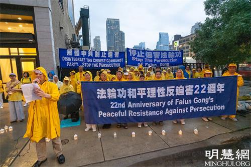 '图1:学员宣读伊利诺伊州众议院决议案'