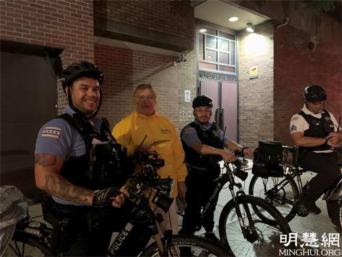 '图5:芝加哥警察很高心了解了真相并感谢法轮功学员'