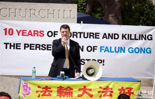 '图1:二零零九年七月,杰拉德·贝坦先生参加在议会广场上举行法轮功反迫害十周年集会并发言'
