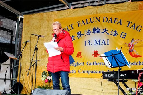'图2:尼森女士于2019年5月11日在法兰克福参加德国法轮功学员庆祝“世界法轮大法日”活动并发言'