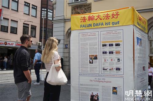 '图6:人们驻足阅读真相展板内容'