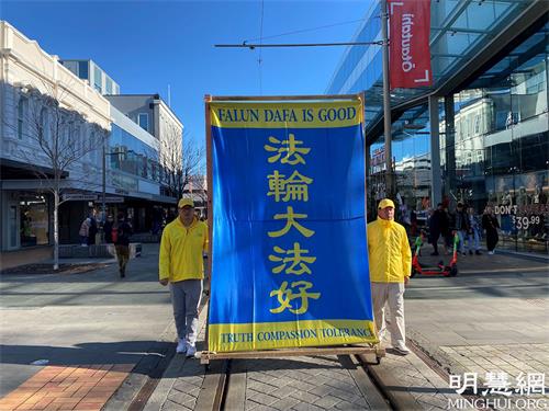 '图1~7:新西兰法轮功学员在基督城市中心游行反迫害'
