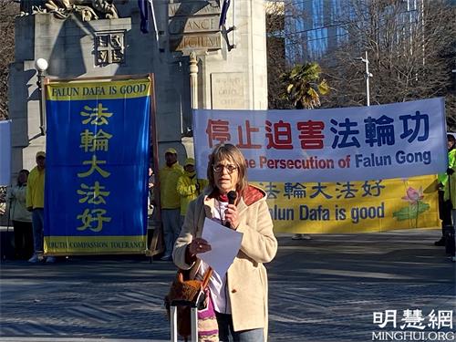'图10:克莱尔·科文尼在集会上演讲。'