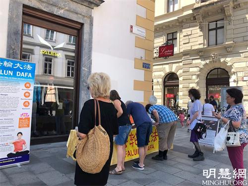 '图1~4:民众纷纷前来了解法轮功真相并签名支持'