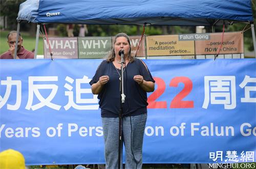 '图6:反强摘器官医生组织(DAFOH)自愿者Jennie Sheeks在发言中揭露了中共活摘法轮功学员器官的罪行。'