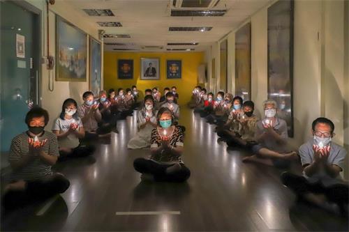 '图1:部份新加坡的法轮功学员参加了本地佛学会举办的烛光悼念会'