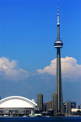 图1:竖立在加拿大多伦多市中心的国家电视塔(CN Tower)高553米,是加拿大国家十大景观之一,来多伦多的游客们必访的景点。