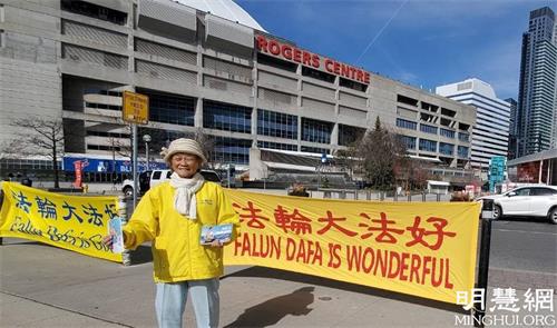 图3 - 4:慈祥的黄奶奶满脸笑容迎接中国游客。