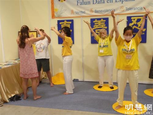 '图2:学员们展示功法并现场教功'