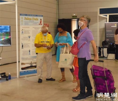 '图3:民众驻足观看并和学员交谈'