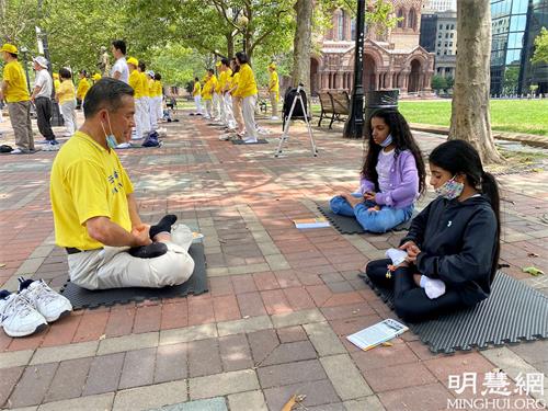 '图4:九岁的萝拉(右前一)和姐姐学炼法轮功。'