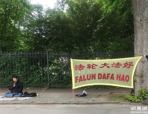 '图1:朱学智先生在中使馆前表达必须停止迫害法轮功的诉求'