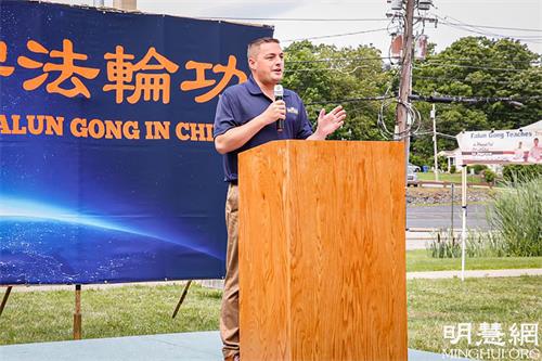 '图4:纽约州第四十二选区参议员马图奇(Mike Martucci)在法轮功学员反迫害集会上发言。'