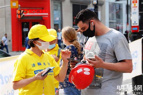 '图6~12:收集给加拿大总理和政要的明信片签名,呼吁制裁迫害法轮功学员的中共官员和制止迫害。'