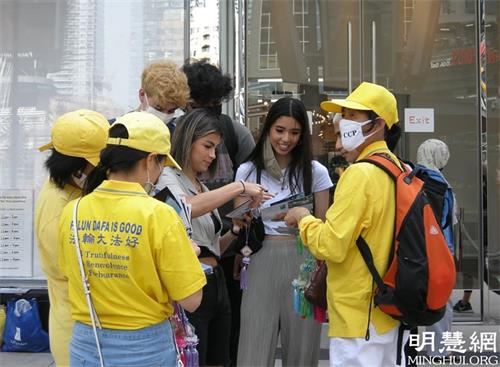 '图15:阿尔伯塔省埃德蒙顿市的菲奥娜·潘塔莱昂(Fiona Pantaleon)女士 (中间着白衣者)'