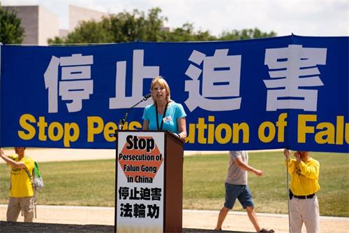 '图9:“拯救受迫害的基督徒”(Save the Persecuted Christians)执行主任德德·劳格森(Dede Laugesen)说,“中共是一个邪恶的跨国犯罪组织”。她表示,自己是来自科罗拉多州的一个普通的美国妈妈,但是法轮功在她的祈祷中。'