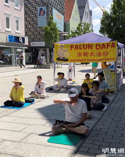 '图1:二零二一年七月十日,德国法轮功学员在南部格平根市(Göppingen)小城举办信息日活动。图为法轮功学员展示功法。'
