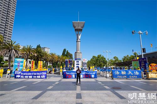 '图3~6:法轮功学员在渡轮大厦前广场集会'