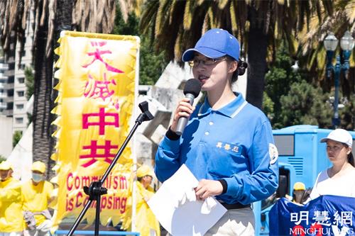 '图28:旧金山法轮功学员张真妮用亲身经历讲述中共的迫害'