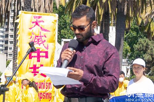 '图29:硅谷电脑工程师维杰·库马尔在发言'