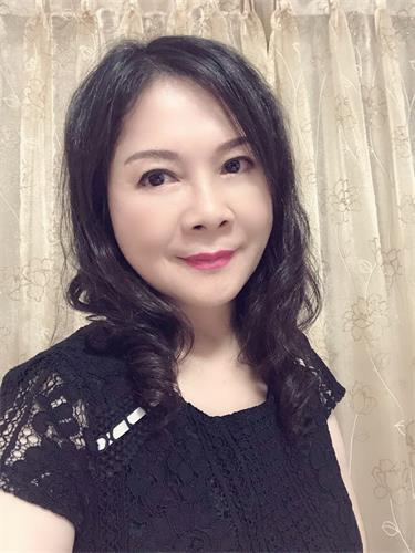 '图1:已届知天命之年的逸姗,神采奕奕。'