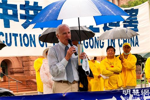 '图5:安省律师、前安省议员及前多伦多市议员帕克(John Parker)在集会上发言'