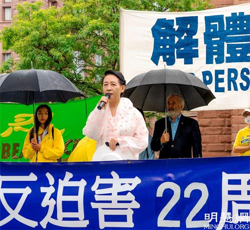 '图6:民阵全球副主席盛雪在集会上发言'