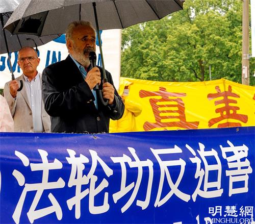 '图7:加拿大前参议员迪尼诺(Consiglio Di Nino)在集会上发言'