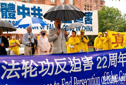 '图8:前加拿大国会议员瓦拉兹瓦夫(Lizon Wladslaw)在集会上发言'