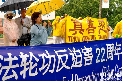 '图9:加拿大港加联主席冯玉兰在集会上发言'