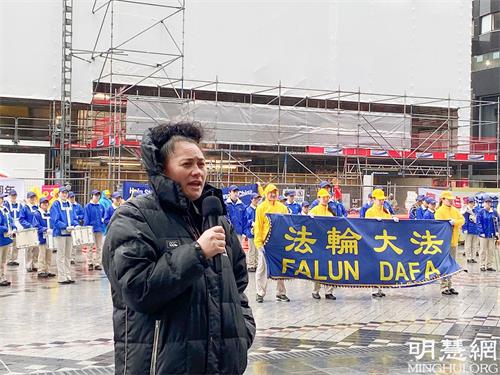 '图1:国会议员路易莎·沃尔到场演讲支持。'