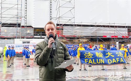 '图3:律师凯瑞·高尔在集会上发言。'
