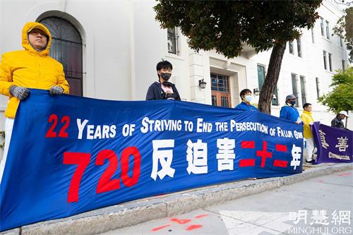 '图1~7:法轮功学员在中领馆前呼吁解体中共,结束迫害'