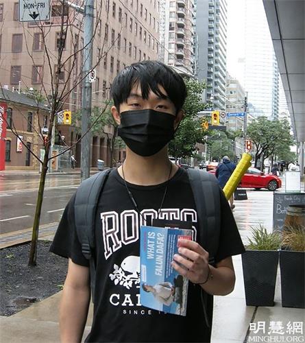 '图15:从中国大陆跟随家人移民到加拿大的丹尼尔(Daniel)黄表示对法轮大法有了更深的了解。'