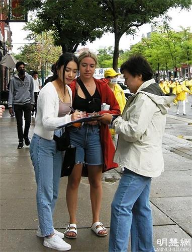 '图16:在西安大略大学(University of Western Ontario)任职科研助理的艾韦滕(Ivy Tuong)(左一)女士表示支持法轮功学员反迫害。'