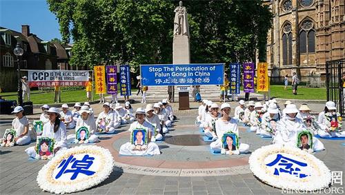 '图1:二零二一年七月十八日,英国法轮功学员在伦敦议会大厦对面的议会广场上举行“七二零”反迫害集会。'
