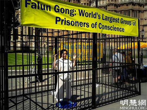 '图6:集会现场的酷刑展示'