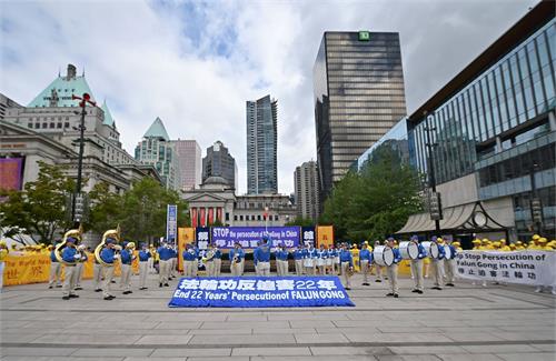 '图1:反迫害二十二周年之际,二零二一年七月十七日,加拿大温哥华部份法轮功学员在市中心举行了大型集会,呼吁制止迫害。'