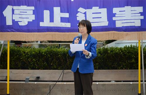 '图8:加拿大法轮大法协会代表张素在集会上发言'