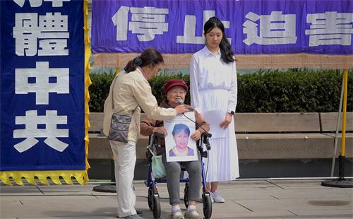 '图10:九十四岁的温哥华居民杜惠卿坐轮椅前来参加集会,呼吁帮助营救在中国遭中共迫害的女儿杨锦妍。'