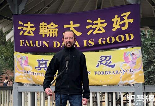'图3:联邦国会议员迈克尔·库珀在活动现场发言'