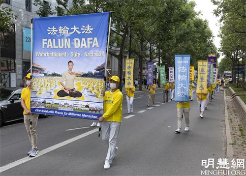 图1 - 2:七月十七日法轮功学员在柏林街头游行,展示功法,告诉路人法轮大法好