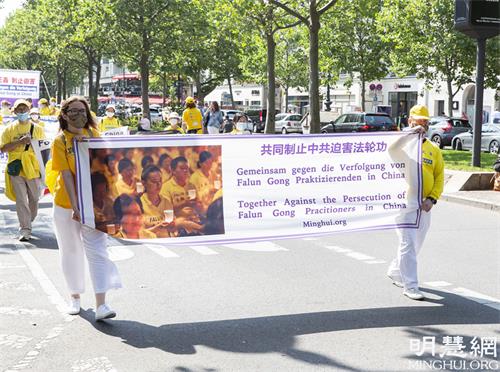 图3 - 6:同时也揭露中共血腥迫害法轮功,悼念被迫害致死的法轮功学员