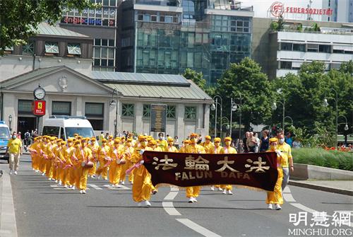 图7:游行队伍最后的是腰鼓队,亮丽的服饰,整齐响亮的鼓声吸引了很多人