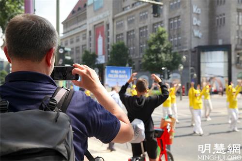 图14:游行吸引路人录像,并有人当场想体验功法