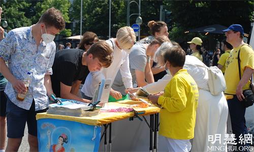 图15:在维滕贝格广场(Wittenbergplatz)设立了信息摊位,有的路人在看完游行后来信息摊位签名
