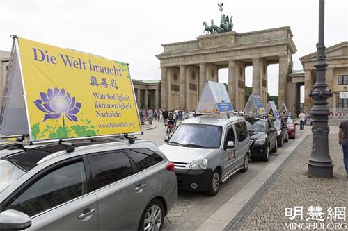 图16:汽车游行前,传递真相的车辆在布莱登堡门前整装待发