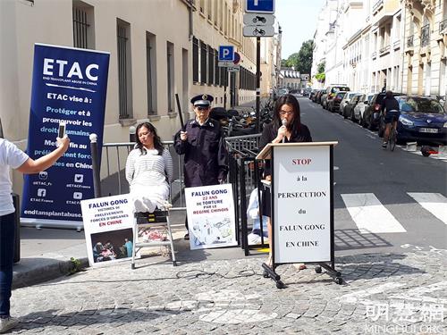 '图3:停止中国滥用移植器官协会(ETAC)法国代表露娜(Fiorella Luna)女士在集会上发言'